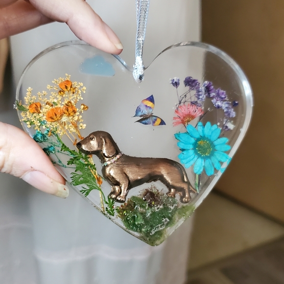 Resin Pressed Flower Heart Shaped Catcher/Ornament - Picture 5 of 6